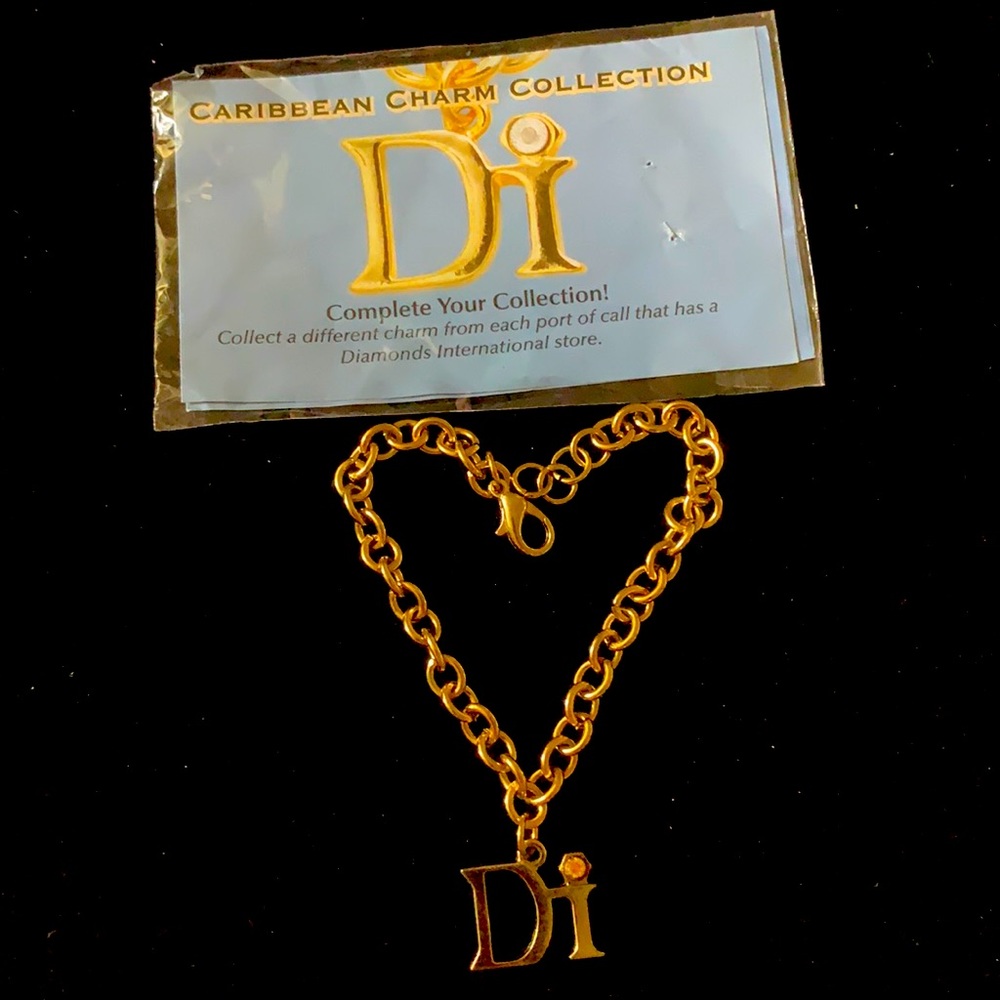 🦋 Diamonds international charm bracelet from trip 8”